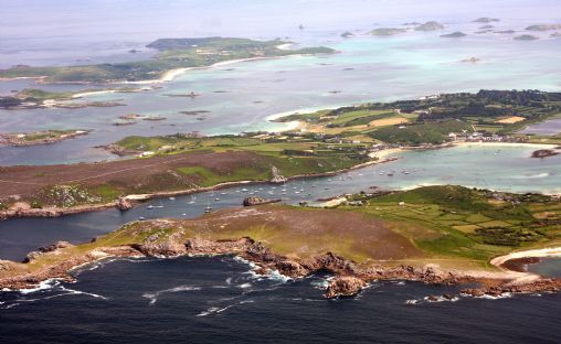 Tresco lies between Bryher and St Martin's Tresco lies between Bryher and St Martin's